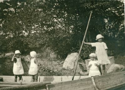 4 små flickor vid båt
