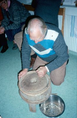 Malning med handkvarn
Nyckelord: Råg;Kvarn