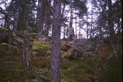 Man undersöker fornborg
