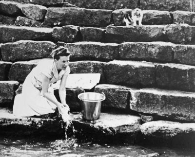 Kvinna som tvättar i vattendrag
Nyckelord: Tvätt;Katt