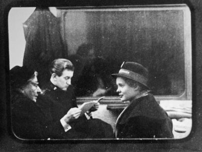 Frälsningssoldater i tågkupé
Nyckelord: Uniform;Tåg