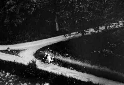 Man och kvinna sittande på parksoffa vid vattendrag
Nyckelord: Parksoffa
