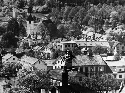 Vy mot stadsbebyggelse från berg
