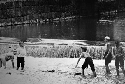 Badande barn
Nyckelord: Bad