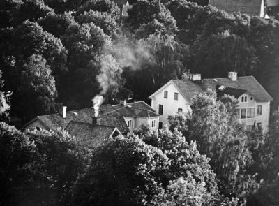 Vy mot byggnad från höjd
