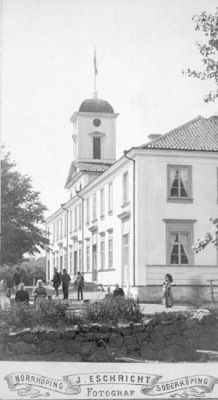 Stor byggnad med torn
