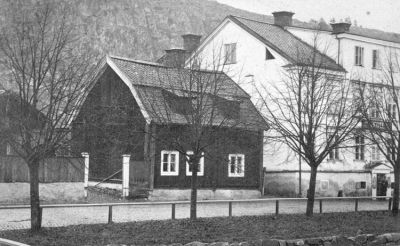 Två byggnader vid gata
