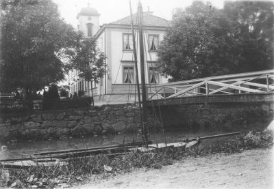 Byggnad med torn intill vattendrag
Nyckelord: Segelbåt