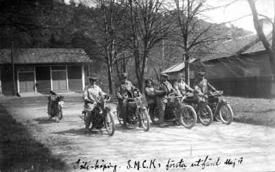 5 motorcykelekipage uppställda för avfärd
Nyckelord: Motorcykel