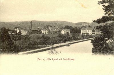 Större byggnad intill vattendrag
