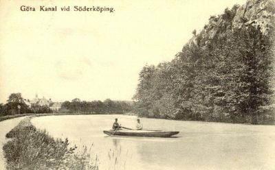 Roddbåt på vattendrag
