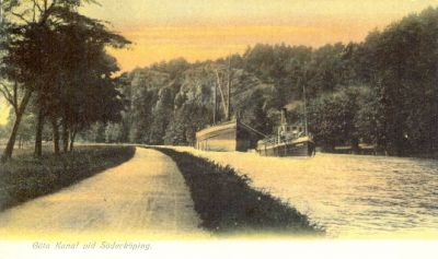 Lastbåt som bogseras på vattendrag
