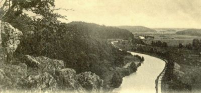 Utsikt över vattendrag från höjd
