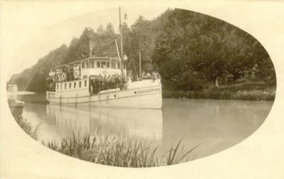 Ångbåt på vattendrag
