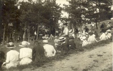 En grupp människor i skogsbacke
