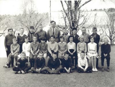 Skolklass med lärare på skolgård
