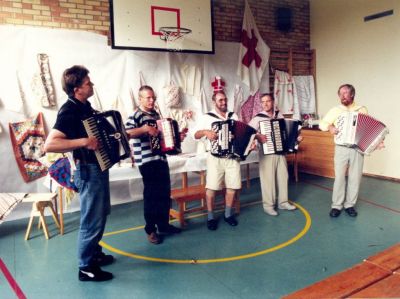 Orkester i sporthall
