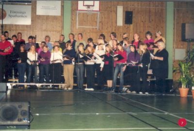 Sångkör i sporthall
