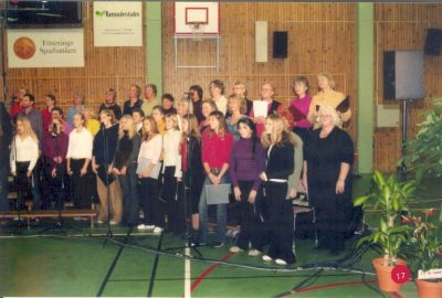 Sångkör i sporthall
