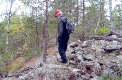 Man stående på stenmur
