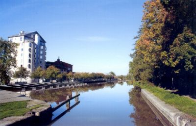 Hamnområde med tornhus
