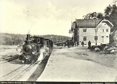 Tåg vid järnvägsstation
