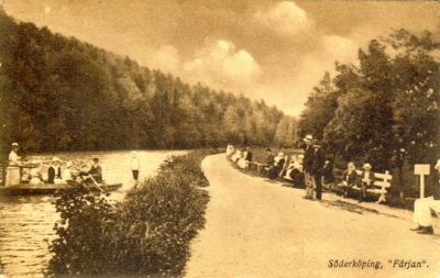 Roddbåt på vattendrag
