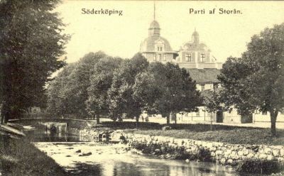 Stadsvy med vattendrag och vattenfall
