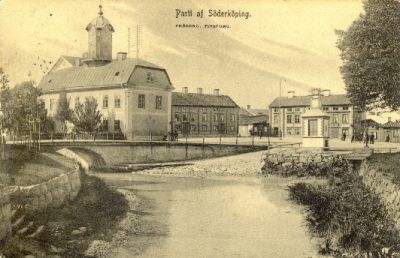 Torg invid vattendrag med bro
