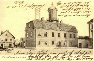 Stor tornförsedd byggnad vid torg
