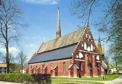 Stor röd kyrka i tegel
