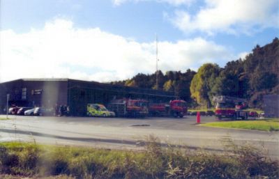 Räddningsstation med utryckningsfordon
