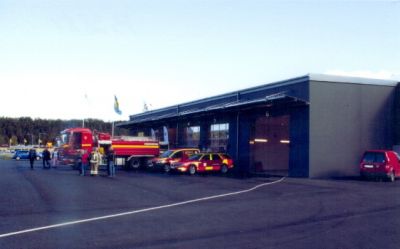 Räddningsstation och brandbilar
