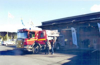 Brandbil framför räddningsstation
