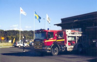 Brandbil framför räddningsstation
