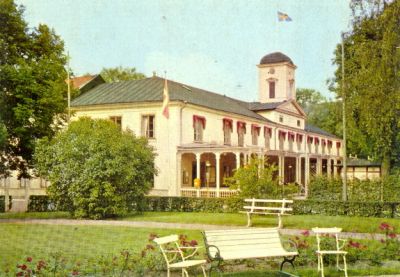 Tornförsedd byggnad omgiven av park
