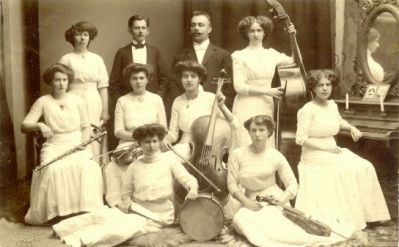 Orkester med 8 damer och2 herrar
