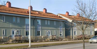 Flerfamiljshus utmed trafikled
