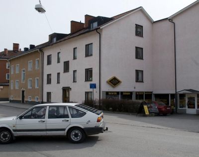 Gatuvy med flerfamiljshus
