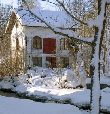 Kvarnbyggnad vid vattendrag

