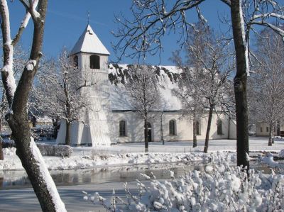 Snöklädd vit kyrka
