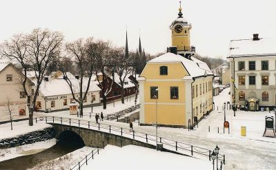 Tornförsedd byggnad vid torg
