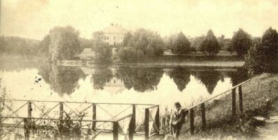 Herrgårdsbyggnad vid sjö
