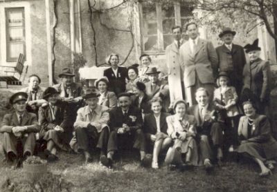 En grupp människor framför byggnad
