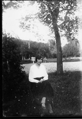 Kvinna sittande i park.
Keywords: Stol Parkbänk