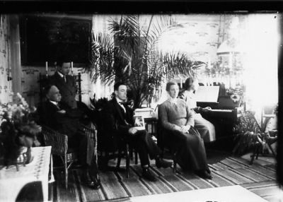 3 män och 2 kvinnor sittande i rum.
Nyckelord: Växter Piano