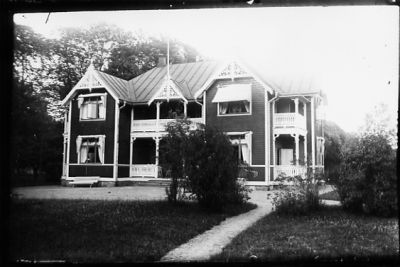 Byggnad i park.
