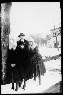 Man och 3 kvinnor stående vid träd.
Nyckelord: Vinter