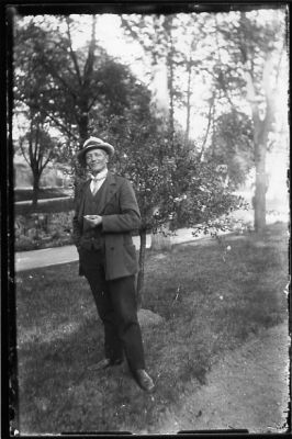 Man stående på gräsmatta intill vattendrag.
