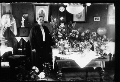 Kvinna stående i rum bland blommor.
Nyckelord: Blommor Tavla